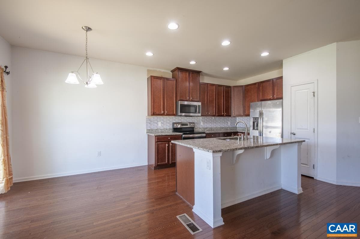 236 Brimfell St photo 11