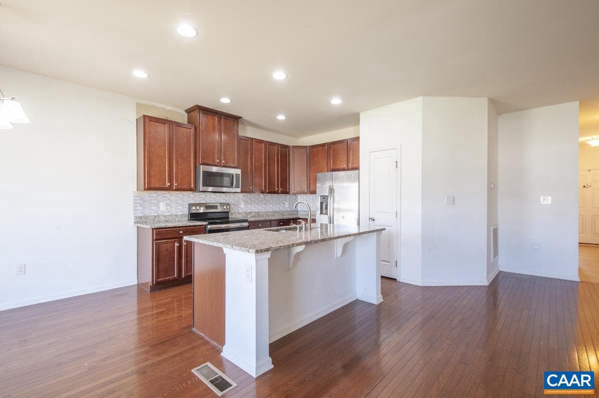 236 Brimfell St photo 12