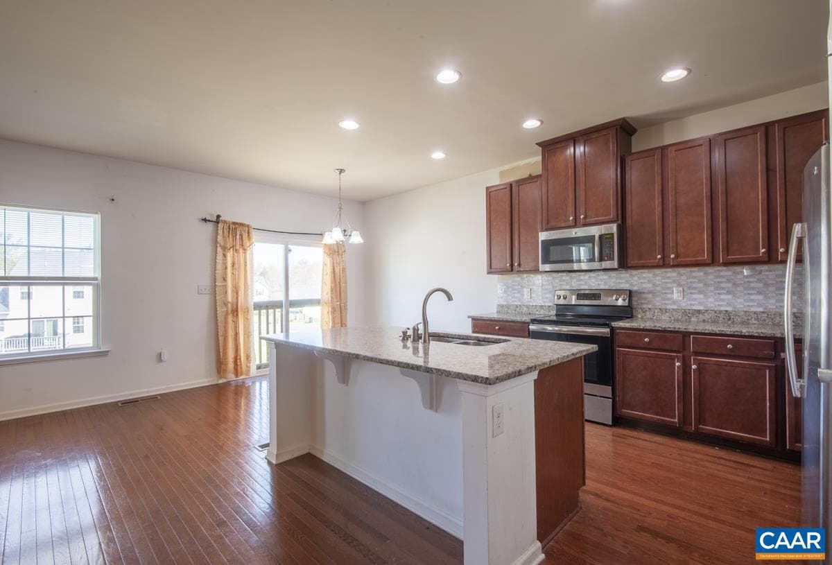 236 Brimfell St photo 16