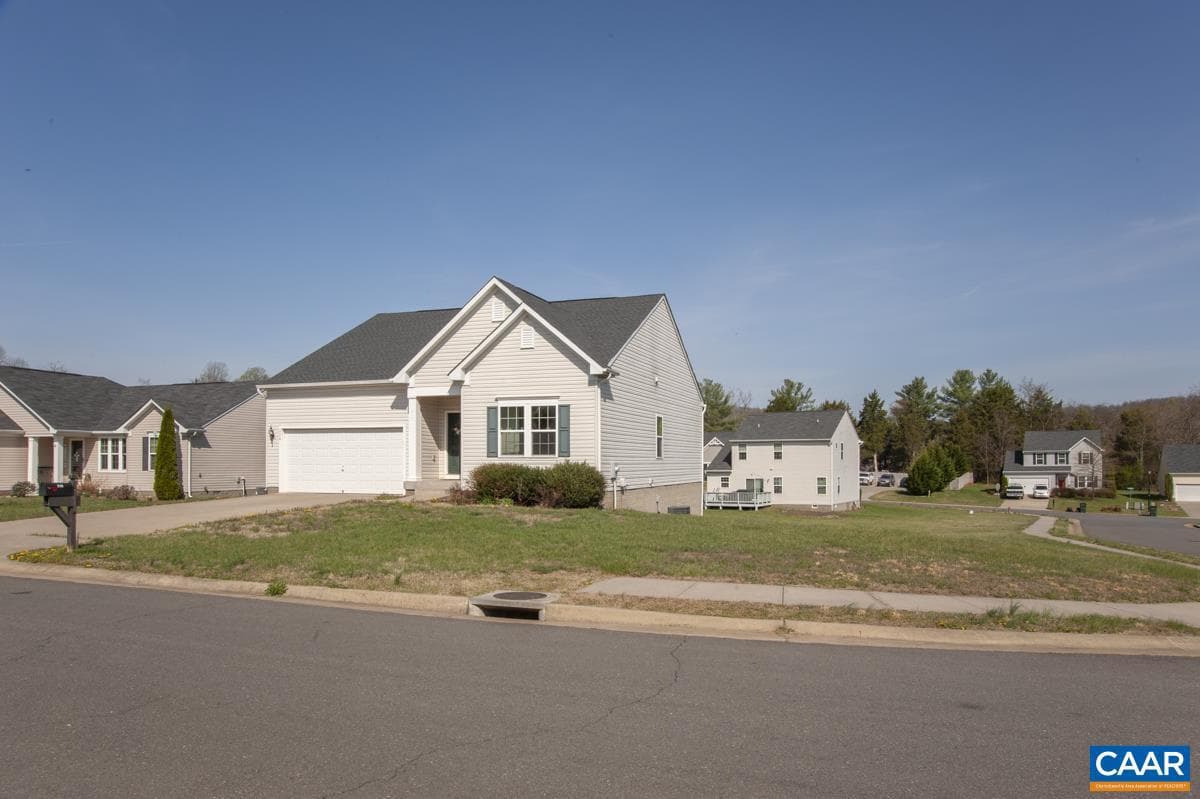 236 Brimfell St photo 2
