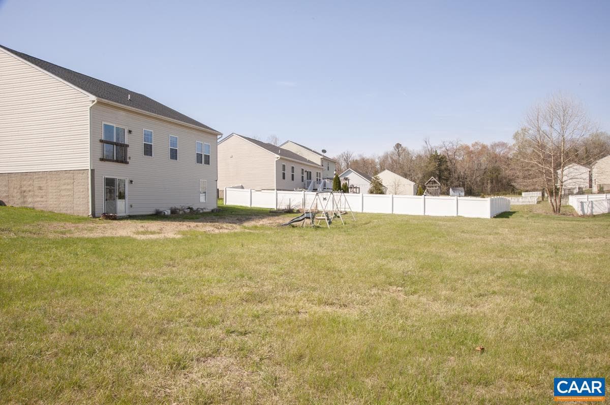 236 Brimfell St photo 3