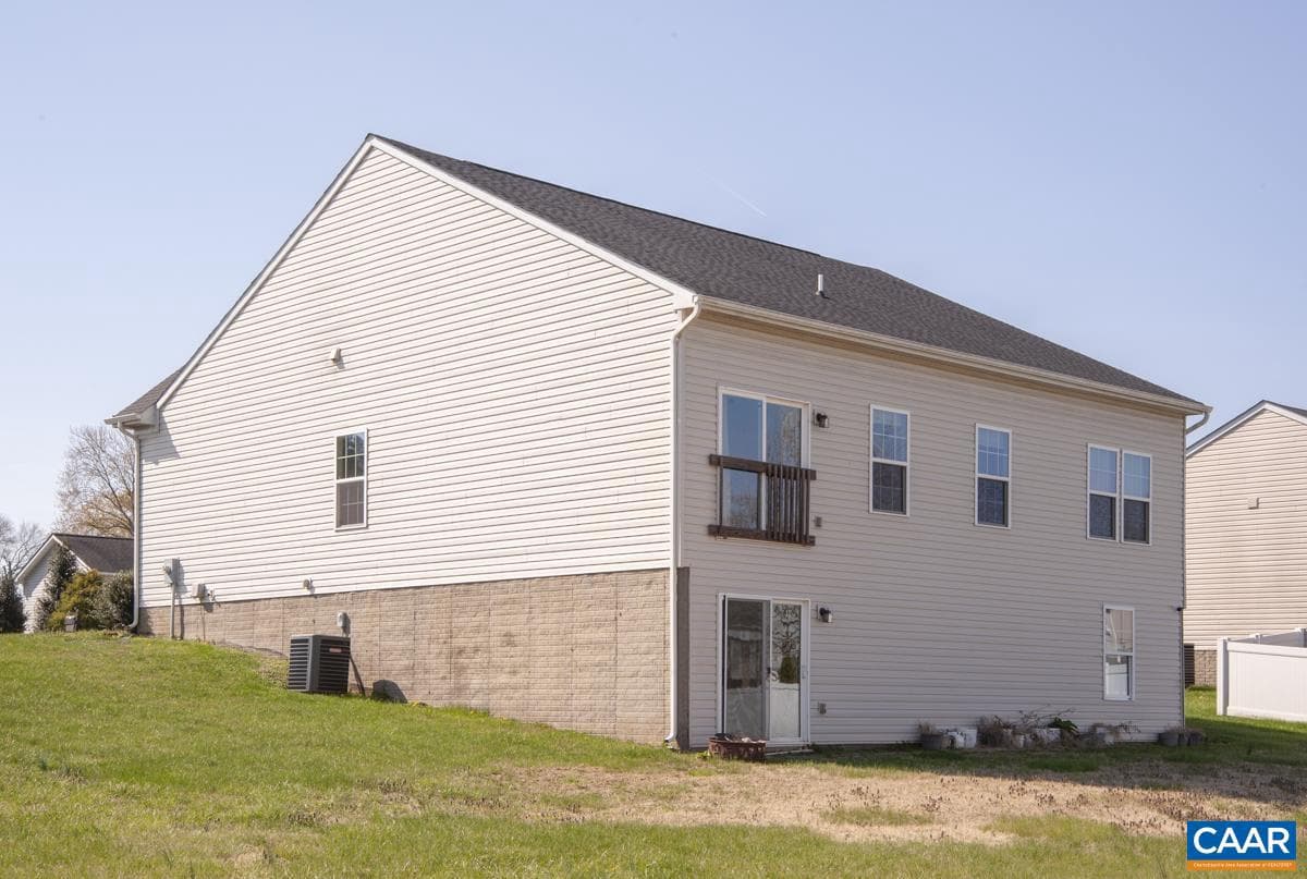 236 Brimfell St photo 37