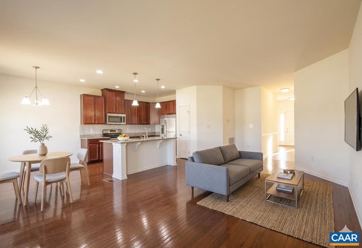 236 Brimfell St photo 4