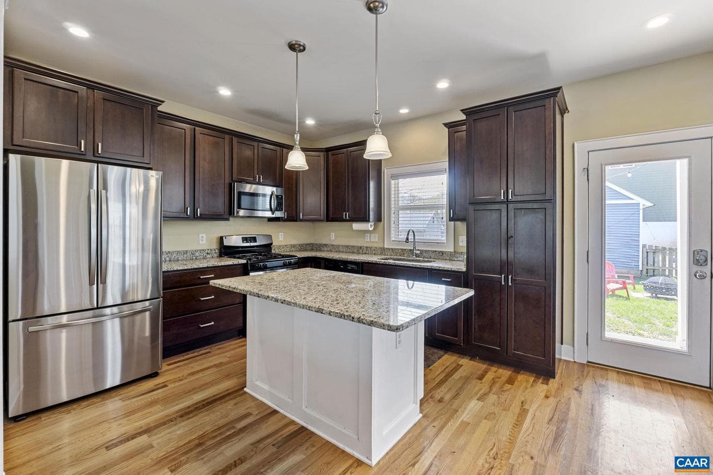 904 Rockland Ave photo 11
