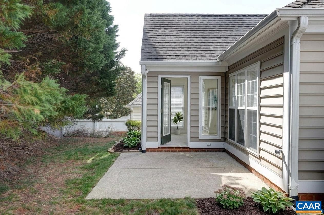 685 Courtyard Ct photo 42