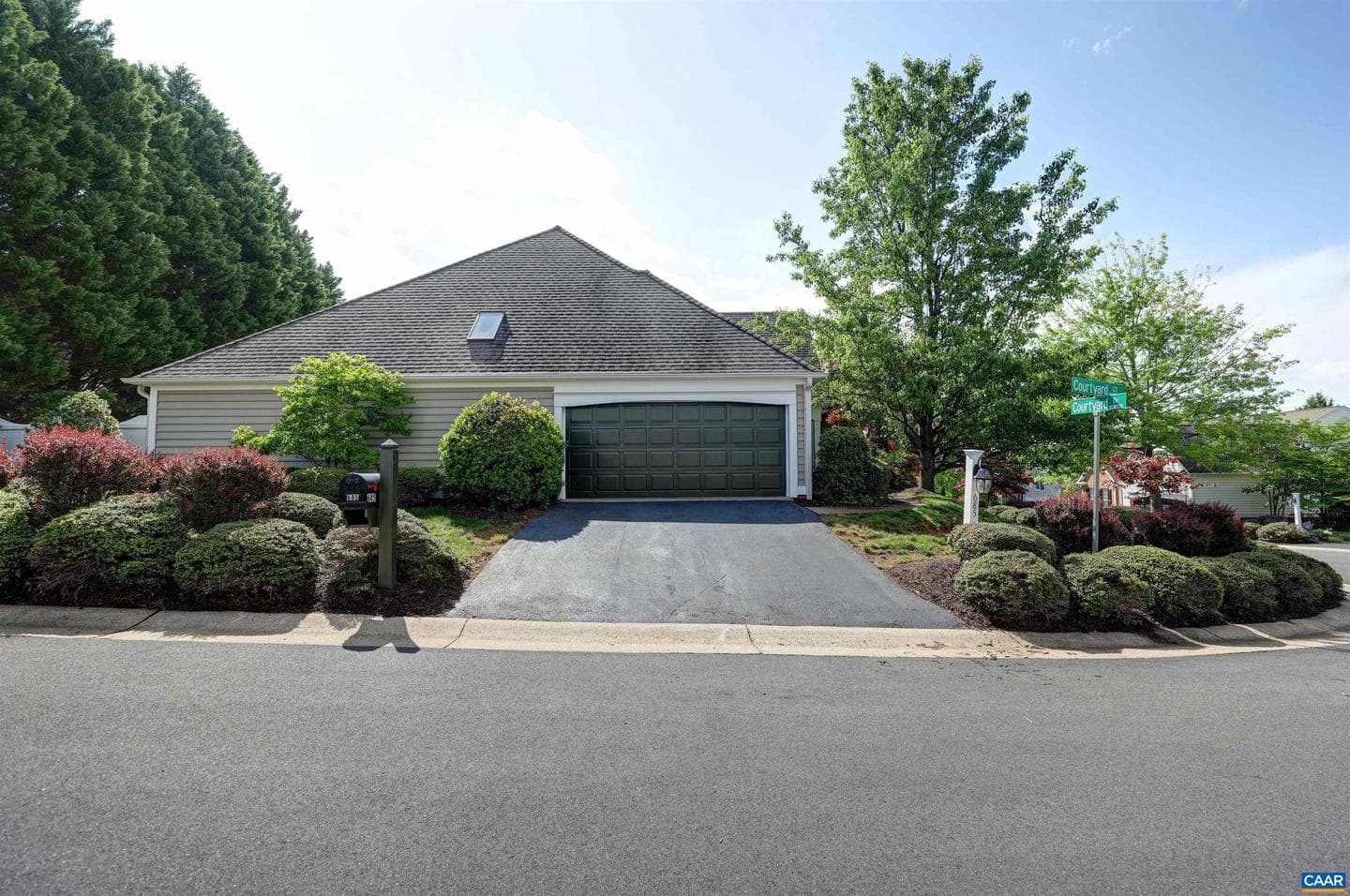 685 Courtyard Ct photo 43