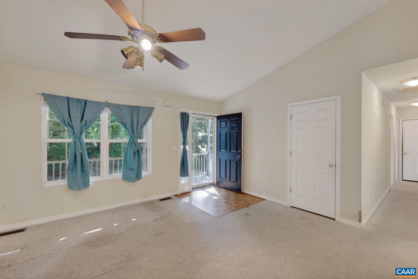 738 Jefferson Dr photo 3