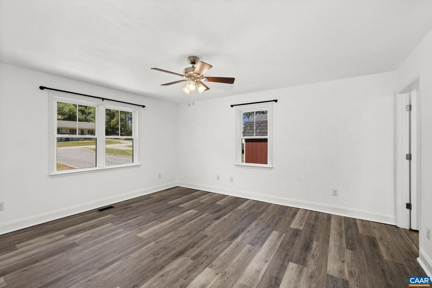 320 Richmond Ave photo 20