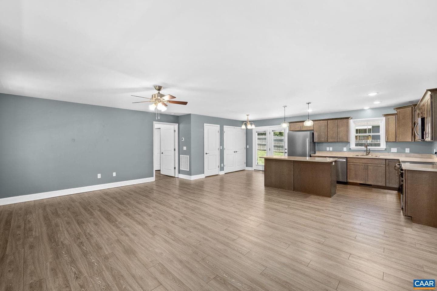 320 Richmond Ave photo 8