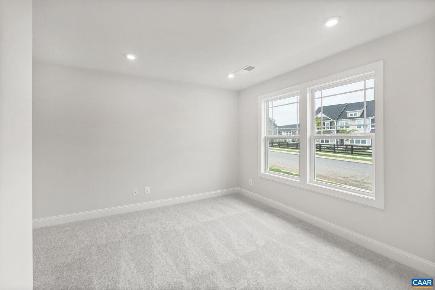 291 Crowninshield Ct photo 3