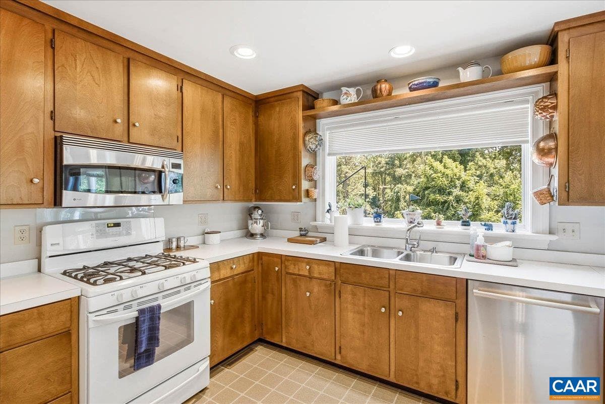 525 Milford Rd photo 11