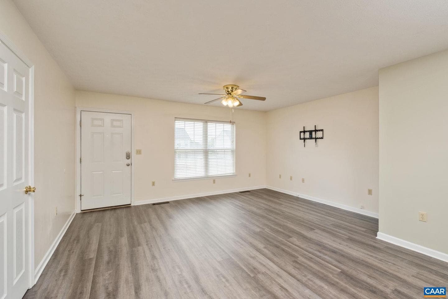 537 Edwardian Ln photo 9
