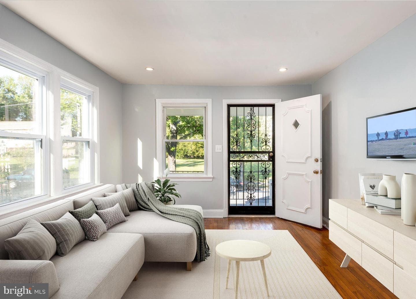 5513 Jay Street NE photo 3