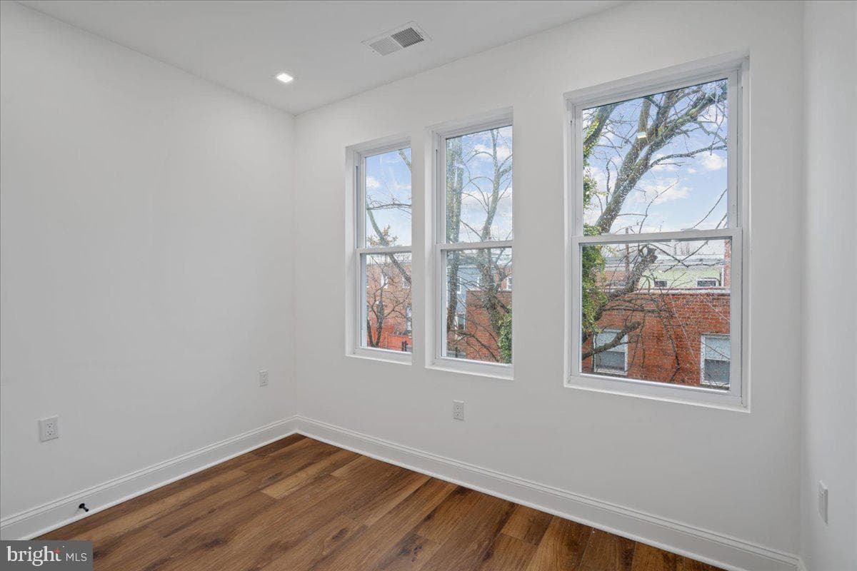 1538 Levis Street NE photo 23