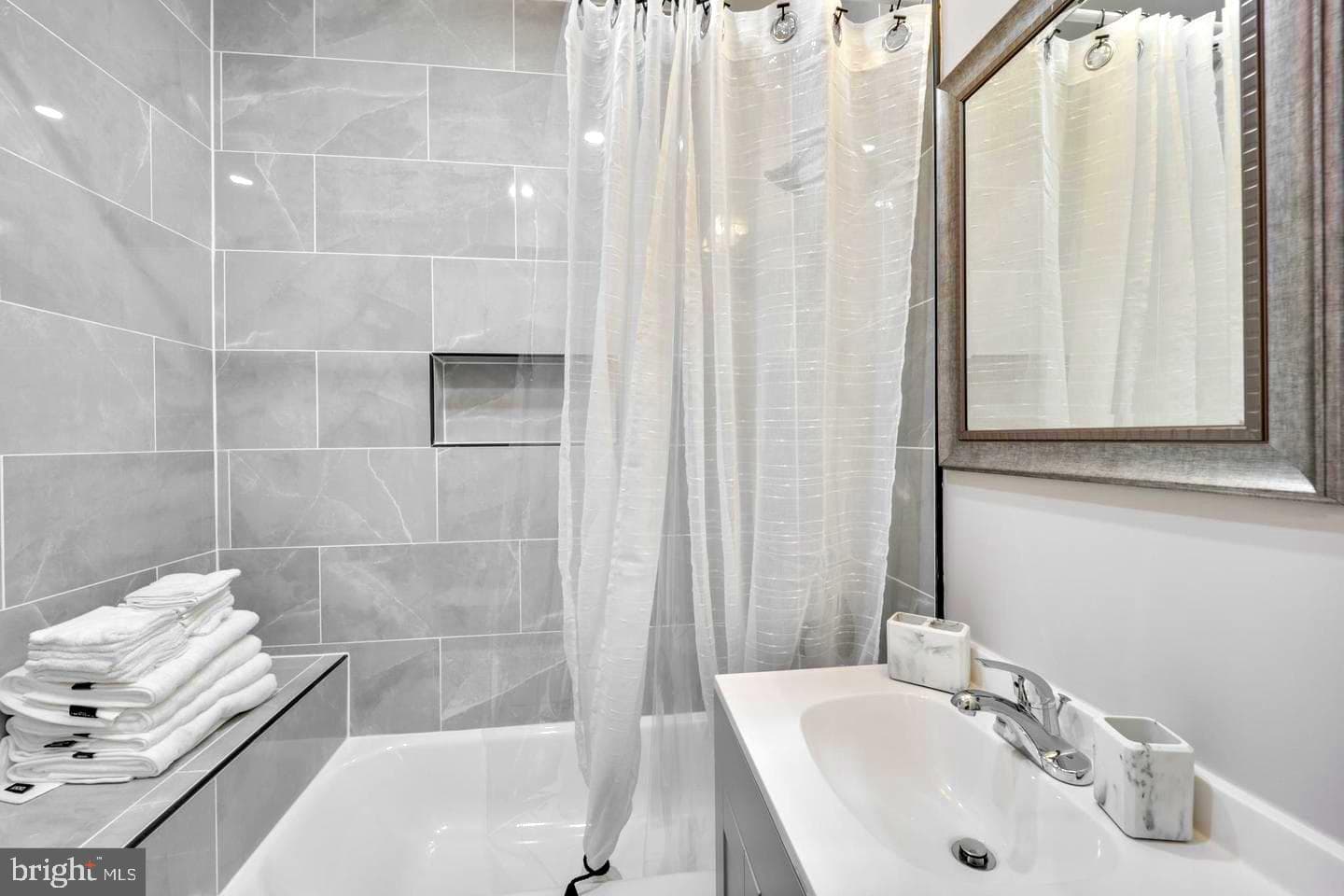 4227 Edson Place NE photo 10