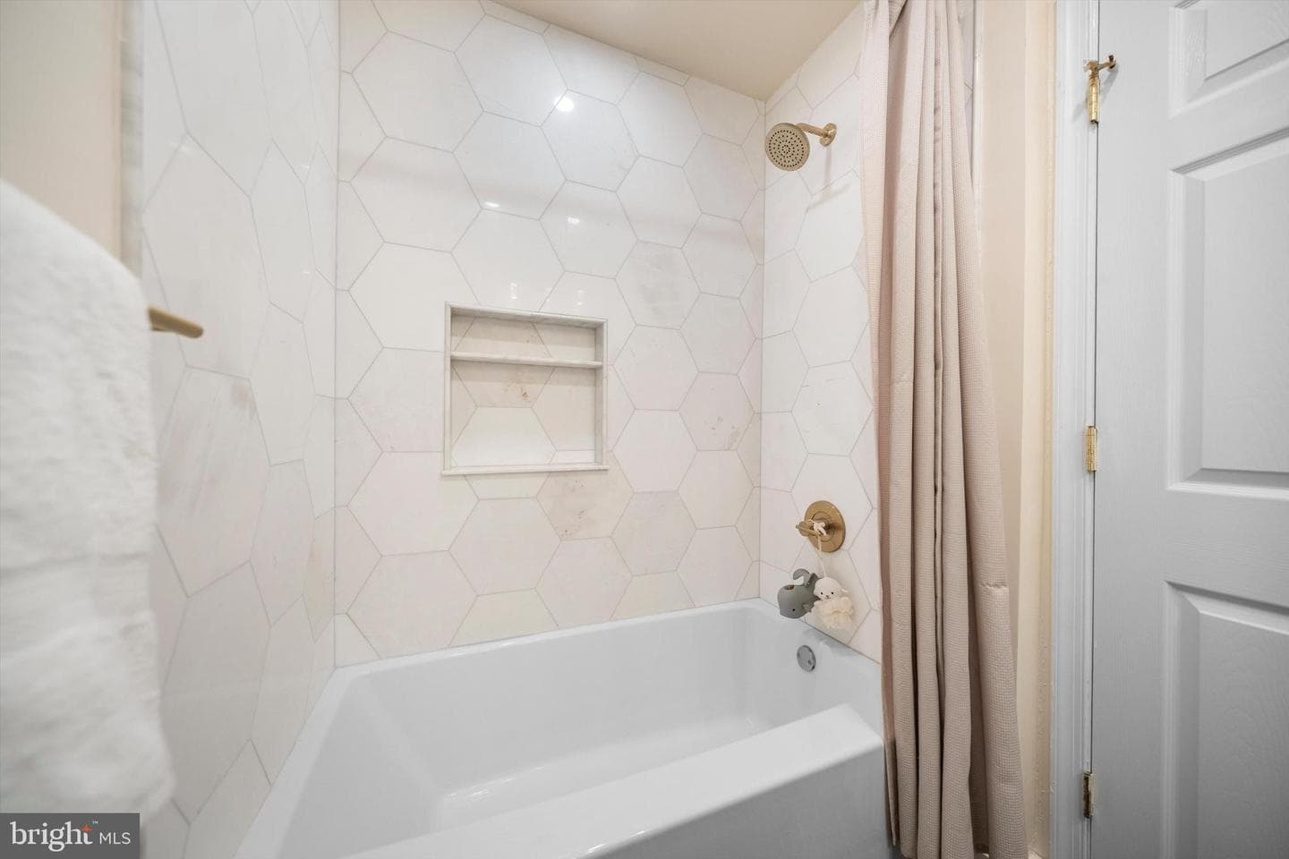 4454 Greenwich Parkway NW photo 15