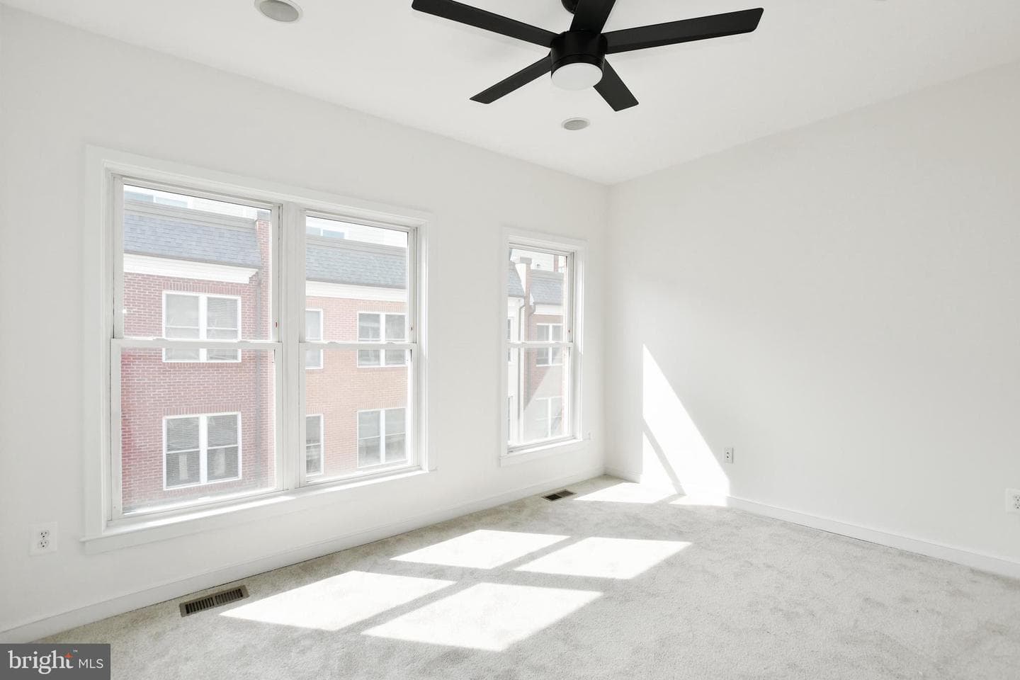 538 Regent Place NE photo 16
