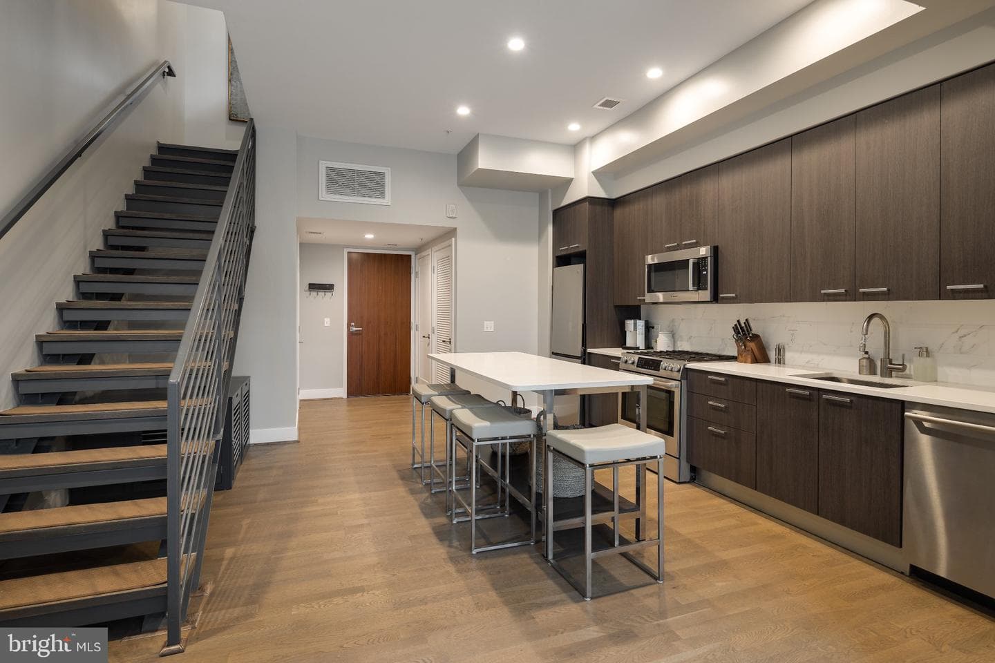 525 SW Water Street SW #404 photo 3
