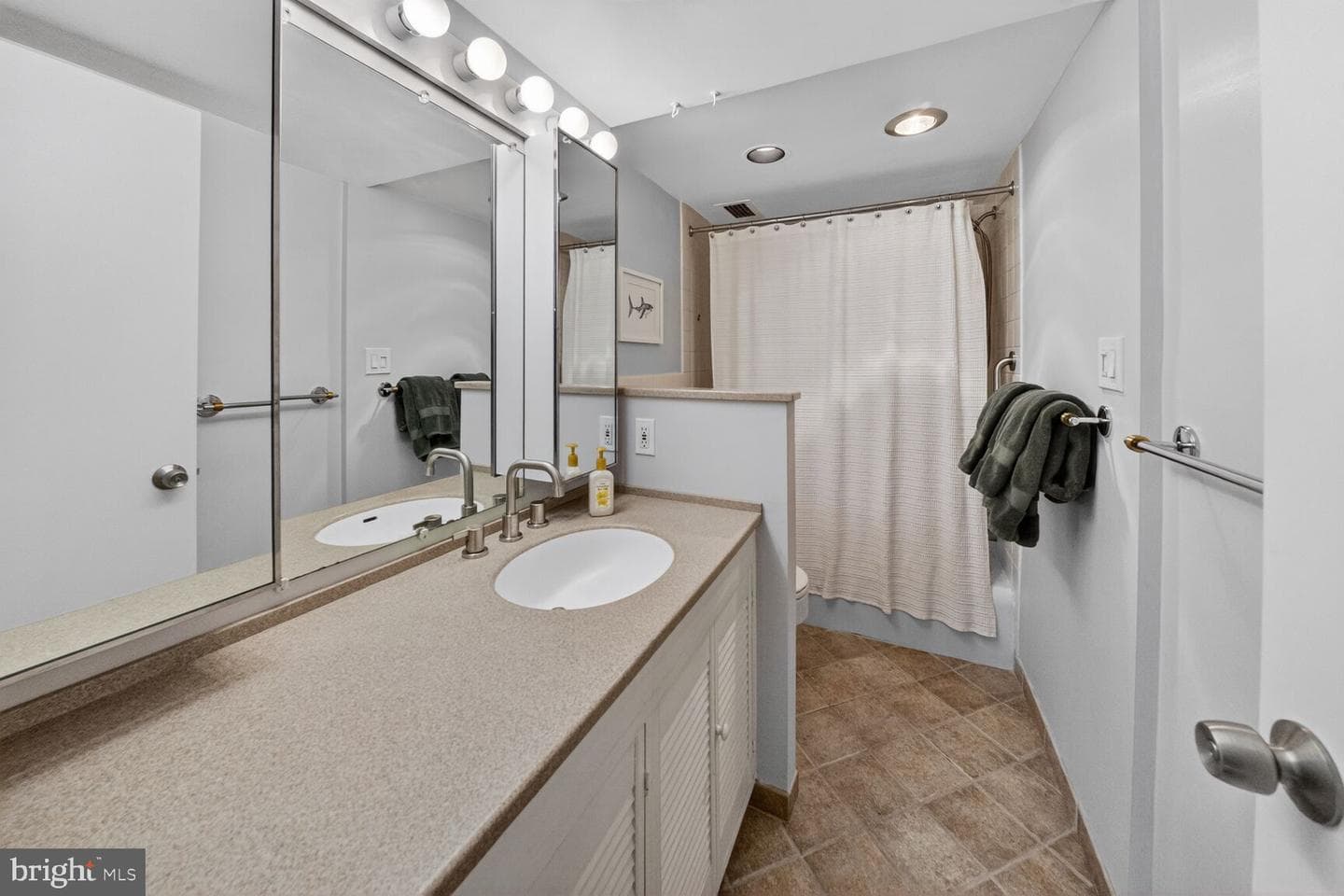 560 N SW #n615 photo 14