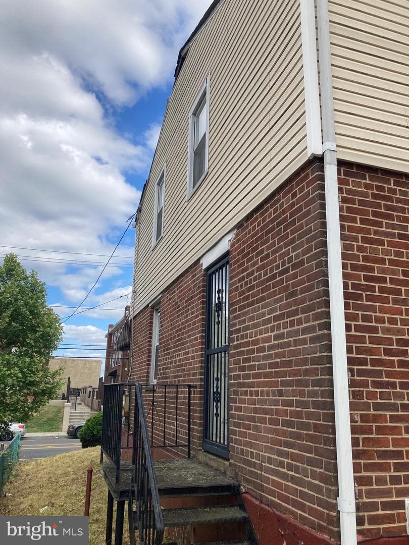 916 Division Avenue NE photo 3