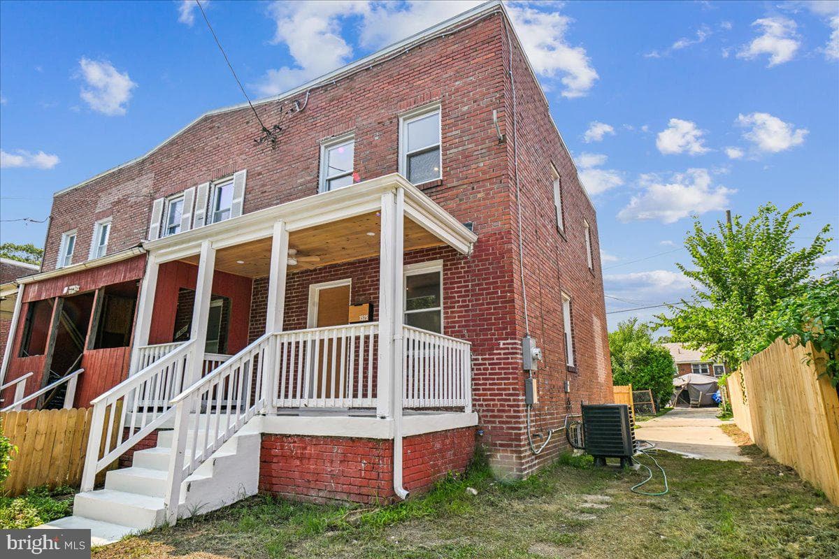 1525 Fort Davis Street SE photo 32