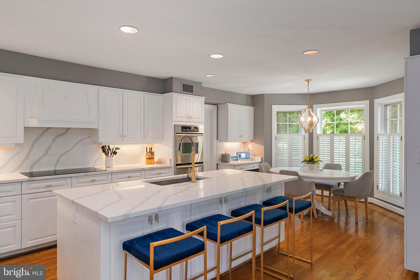 812 Coachway photo 20