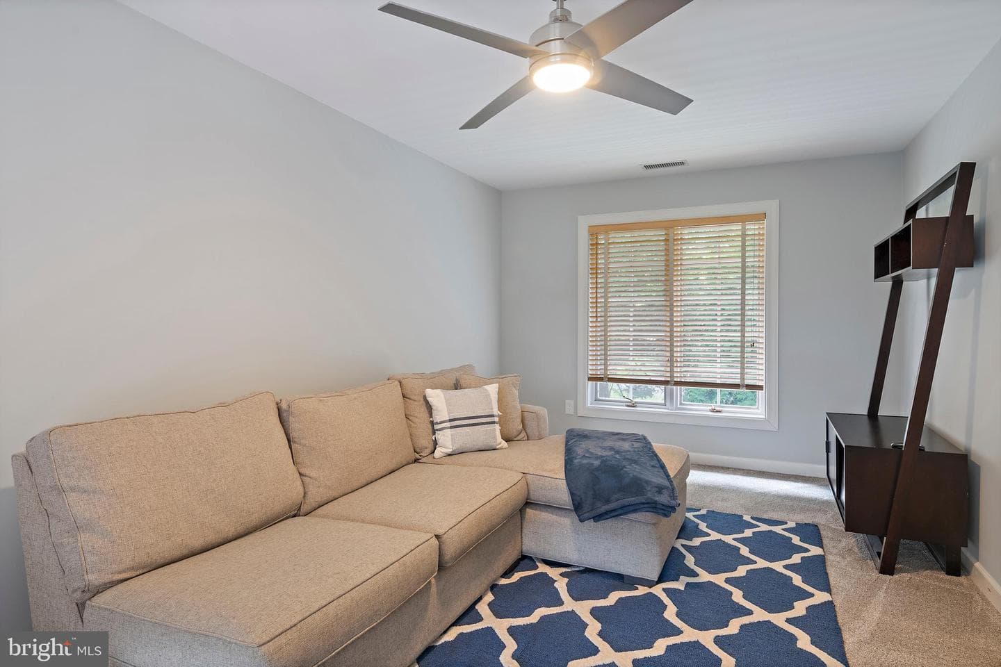 812 Coachway photo 40