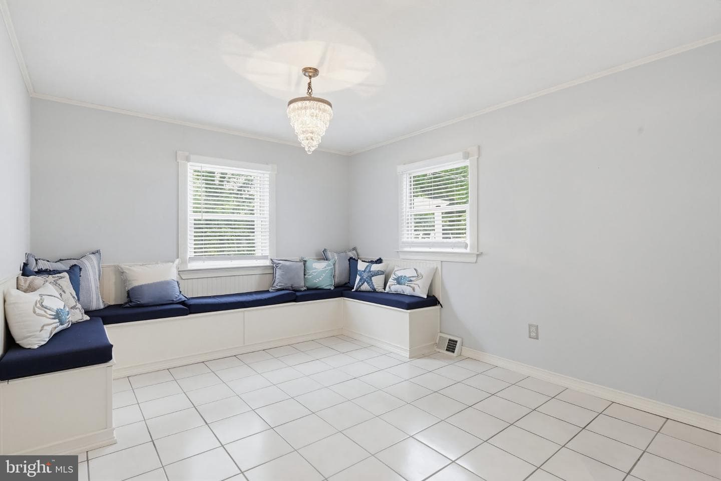 1465 Ridgeway photo 58