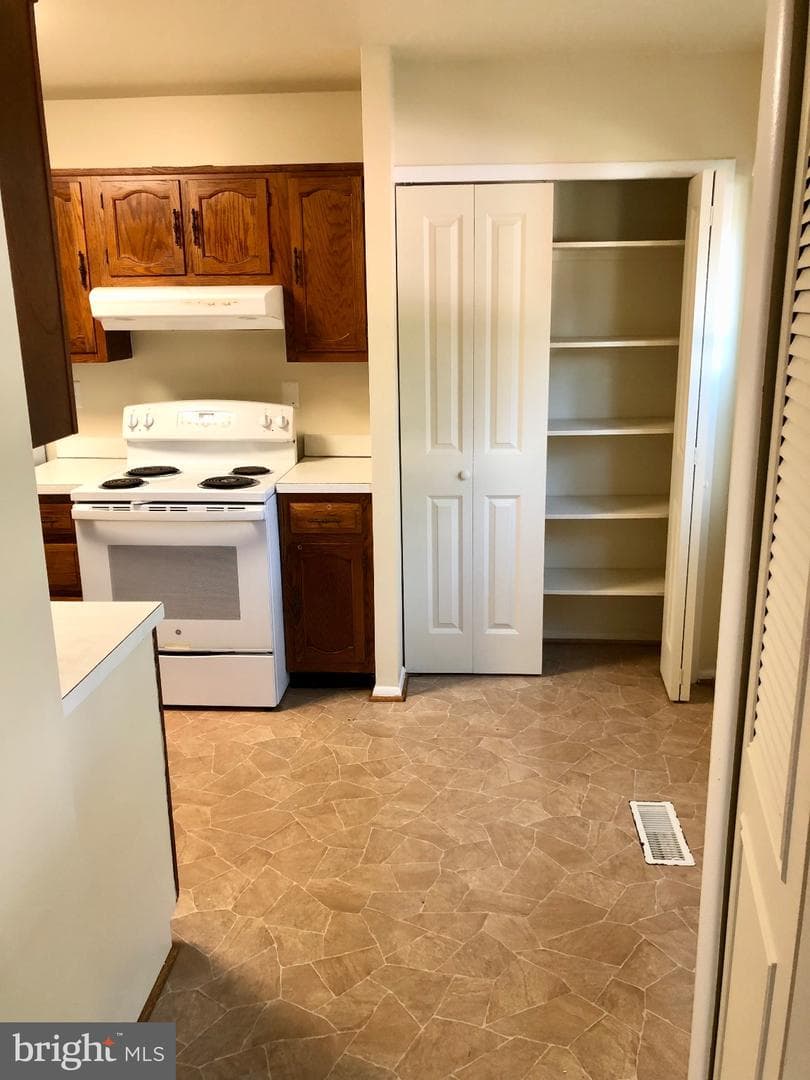 1681 Yorktown Court photo 4