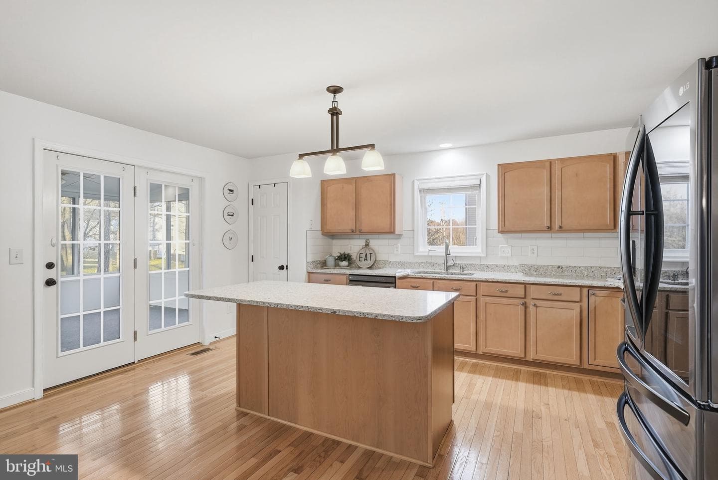 1110 Thompson Avenue photo 10