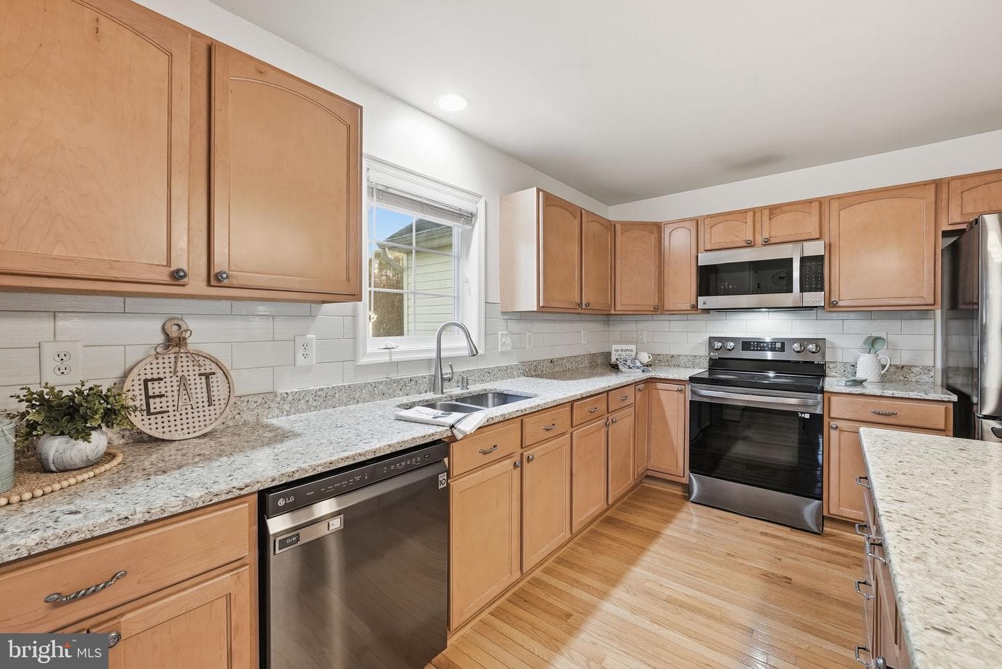 1110 Thompson Avenue photo 13