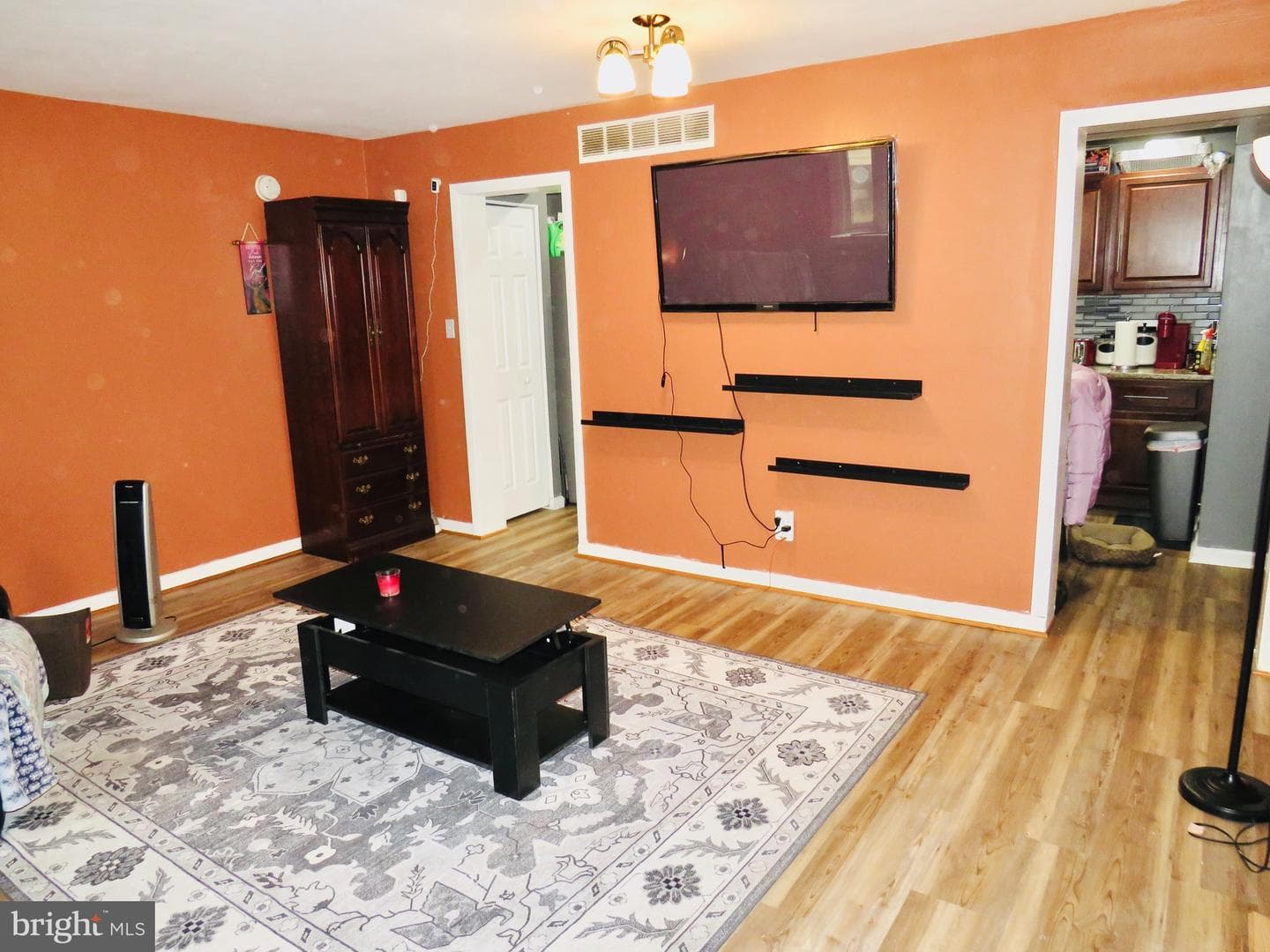 494 Kenilworth Court photo 3