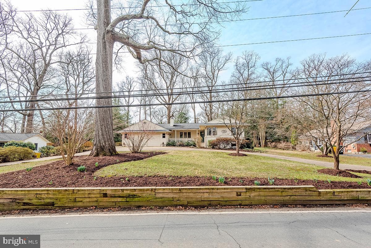 1838 Lindamoor Drive photo 2