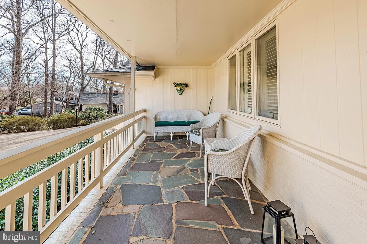 1838 Lindamoor Drive photo 4