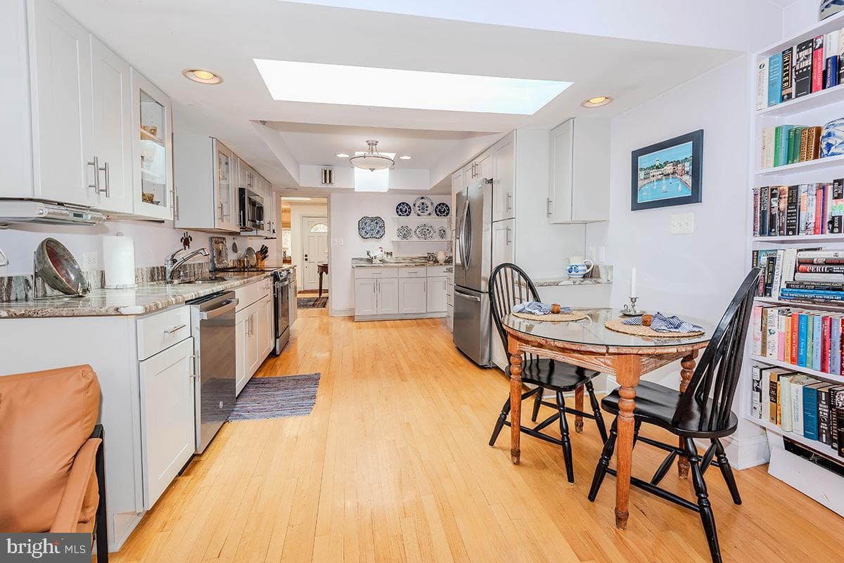 1838 Lindamoor Drive photo 9