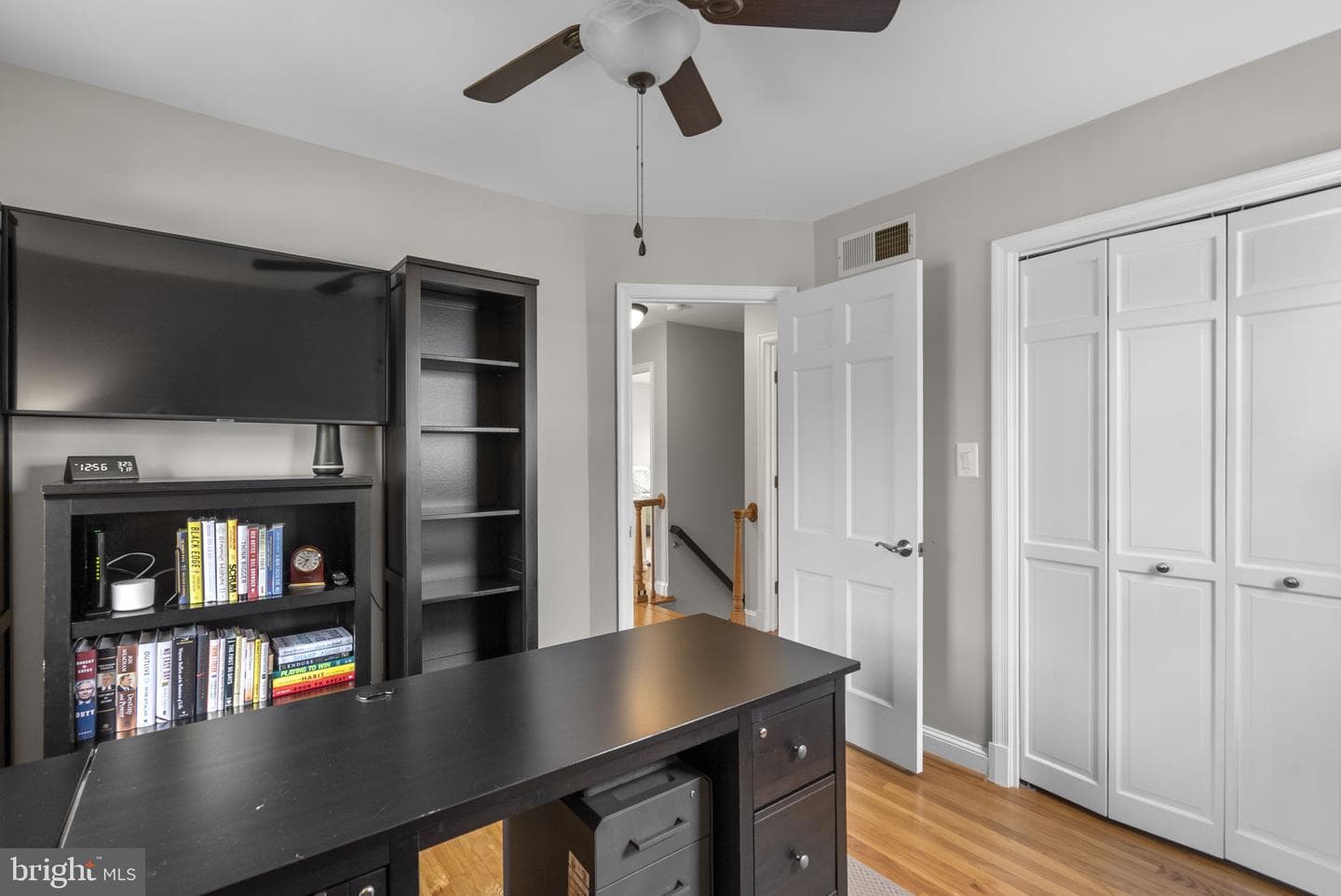 545 Devonshire Court photo 33