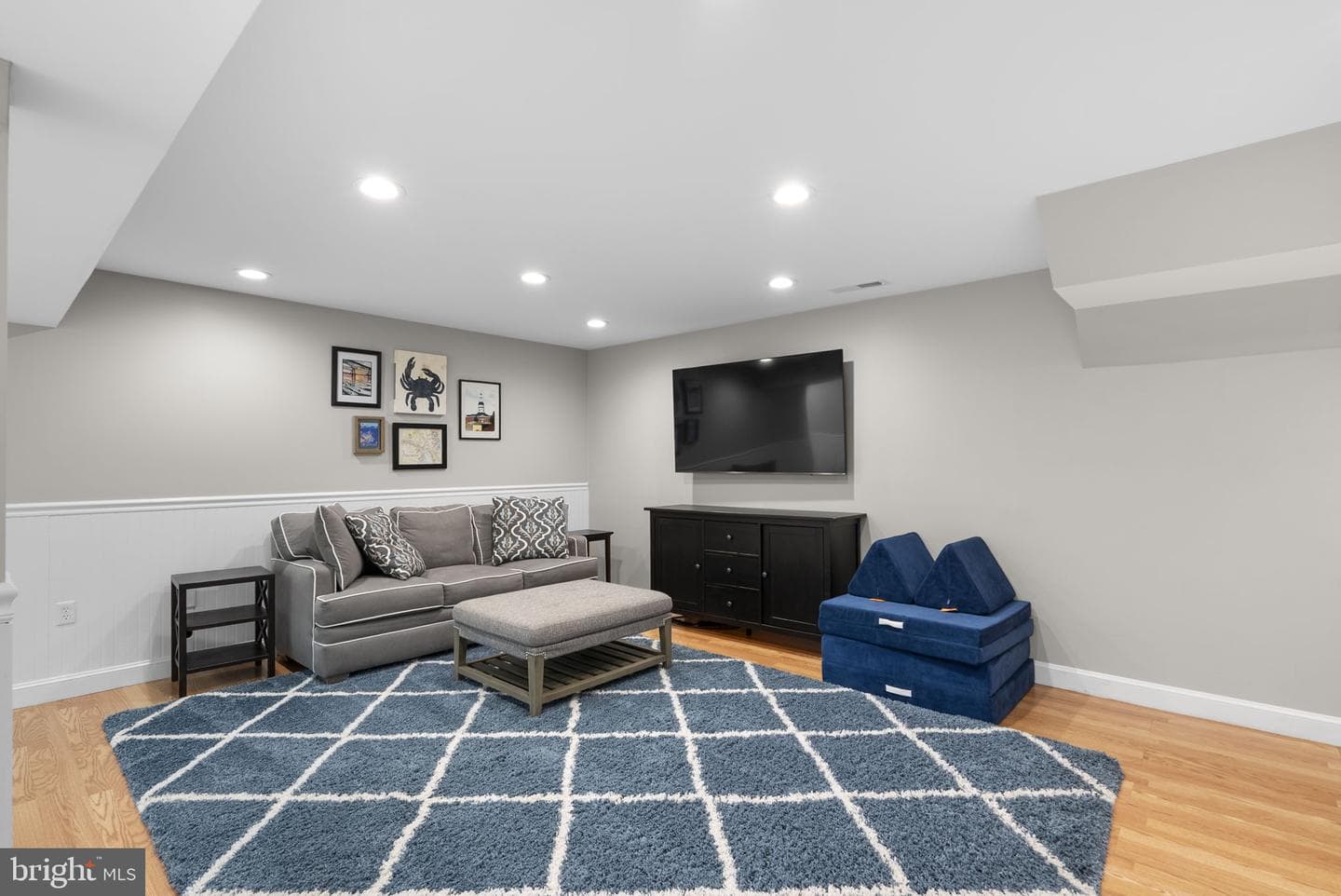 545 Devonshire Court photo 36