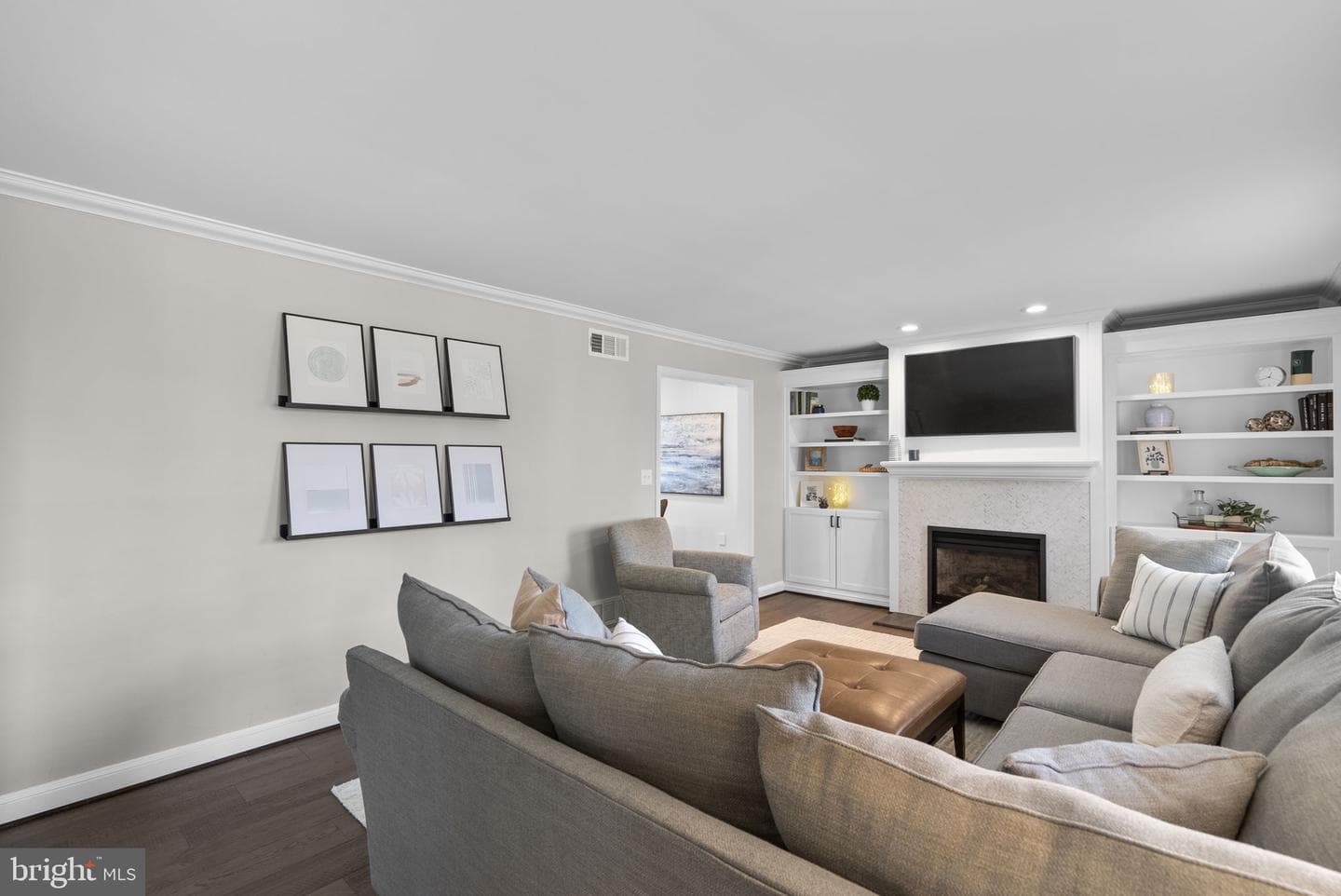 545 Devonshire Court photo 5