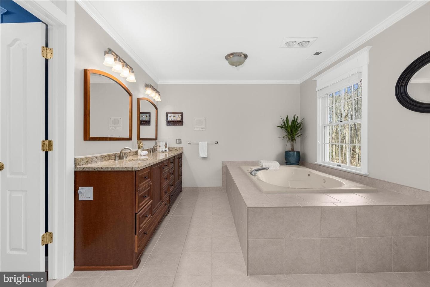 962 Coachway photo 37