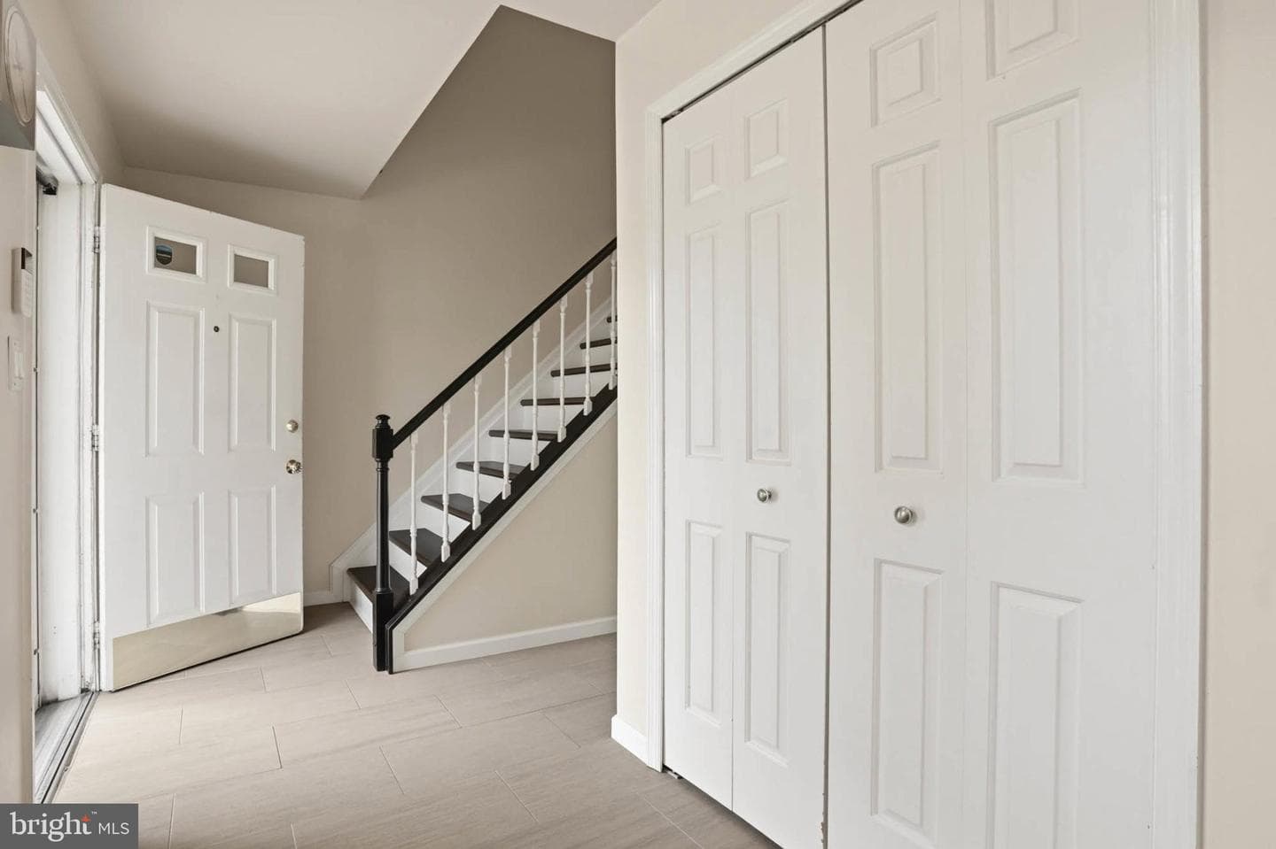 525 Loughton Lane photo 2