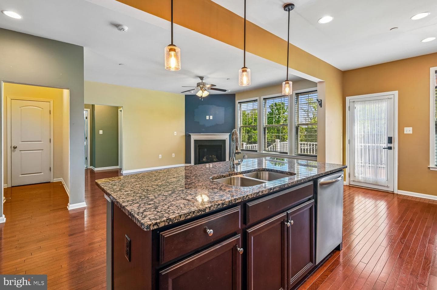 605 Strawberry Row photo 4