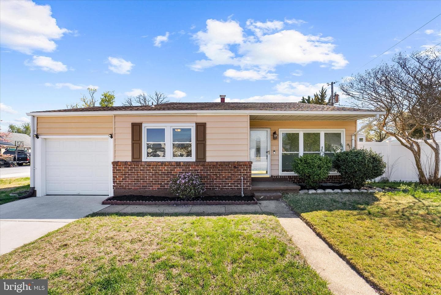 107 Hollywood Drive photo 2
