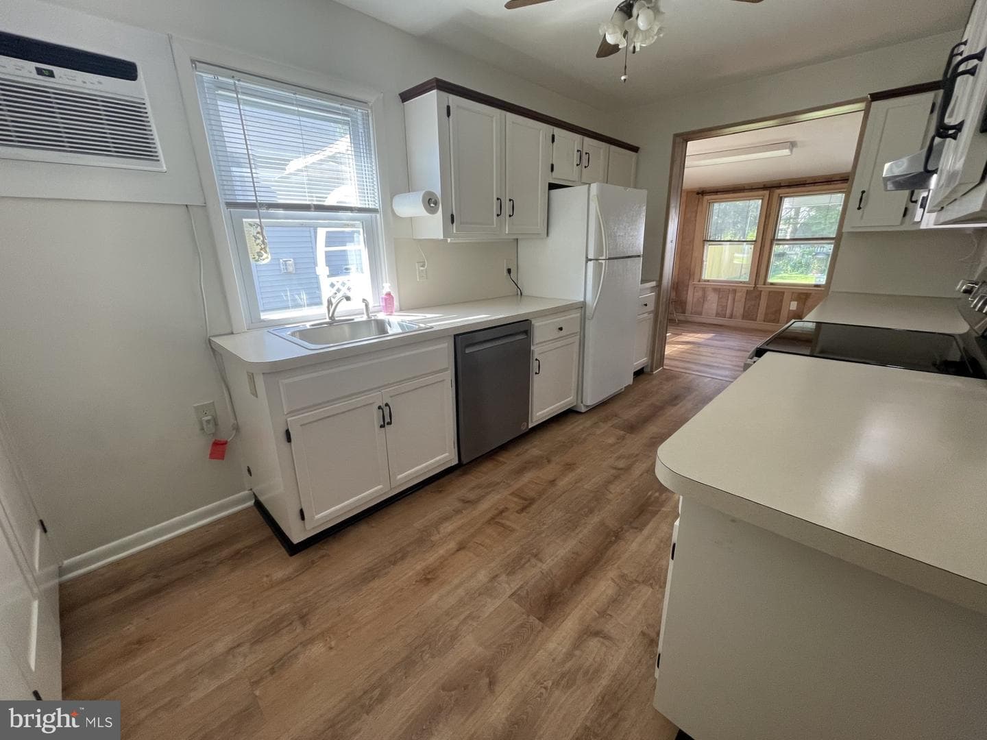 209 Beverley Avenue photo 45