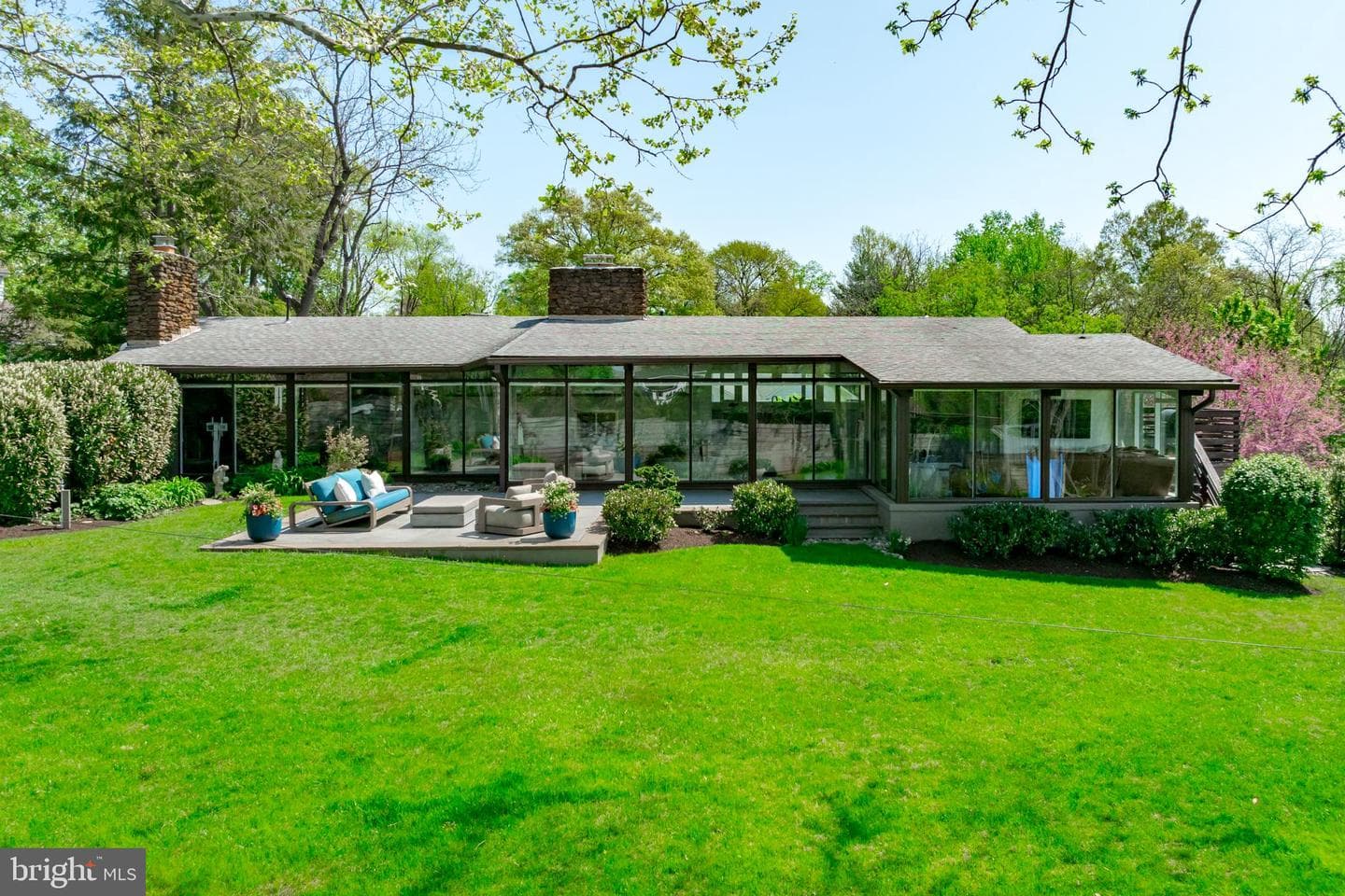 1924 Thomas Drive
