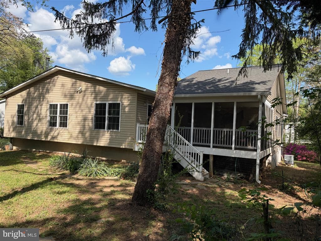 582 Richard Way photo 3