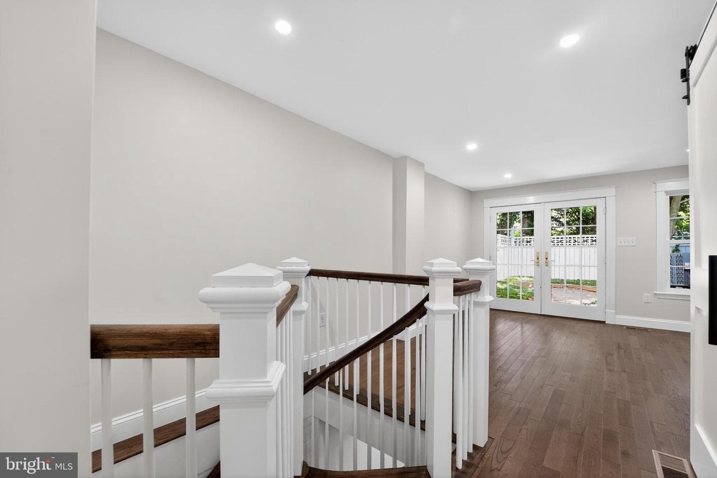 9 College Avenue photo 16
