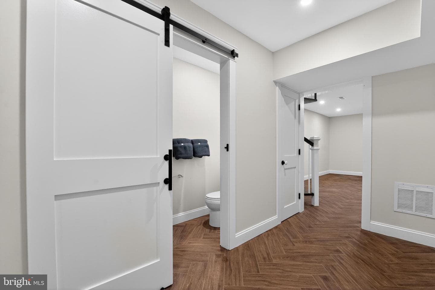 9 College Avenue photo 48