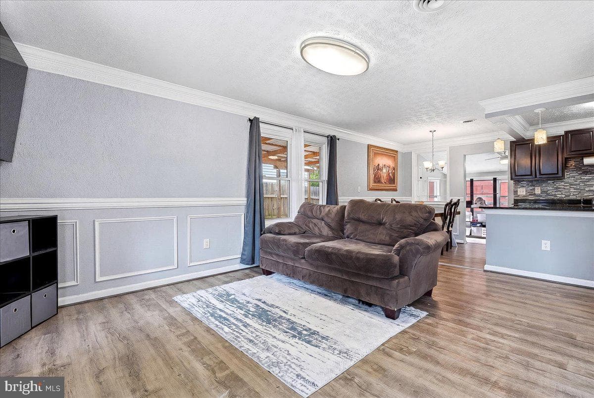 1715 Saunders Way photo 8