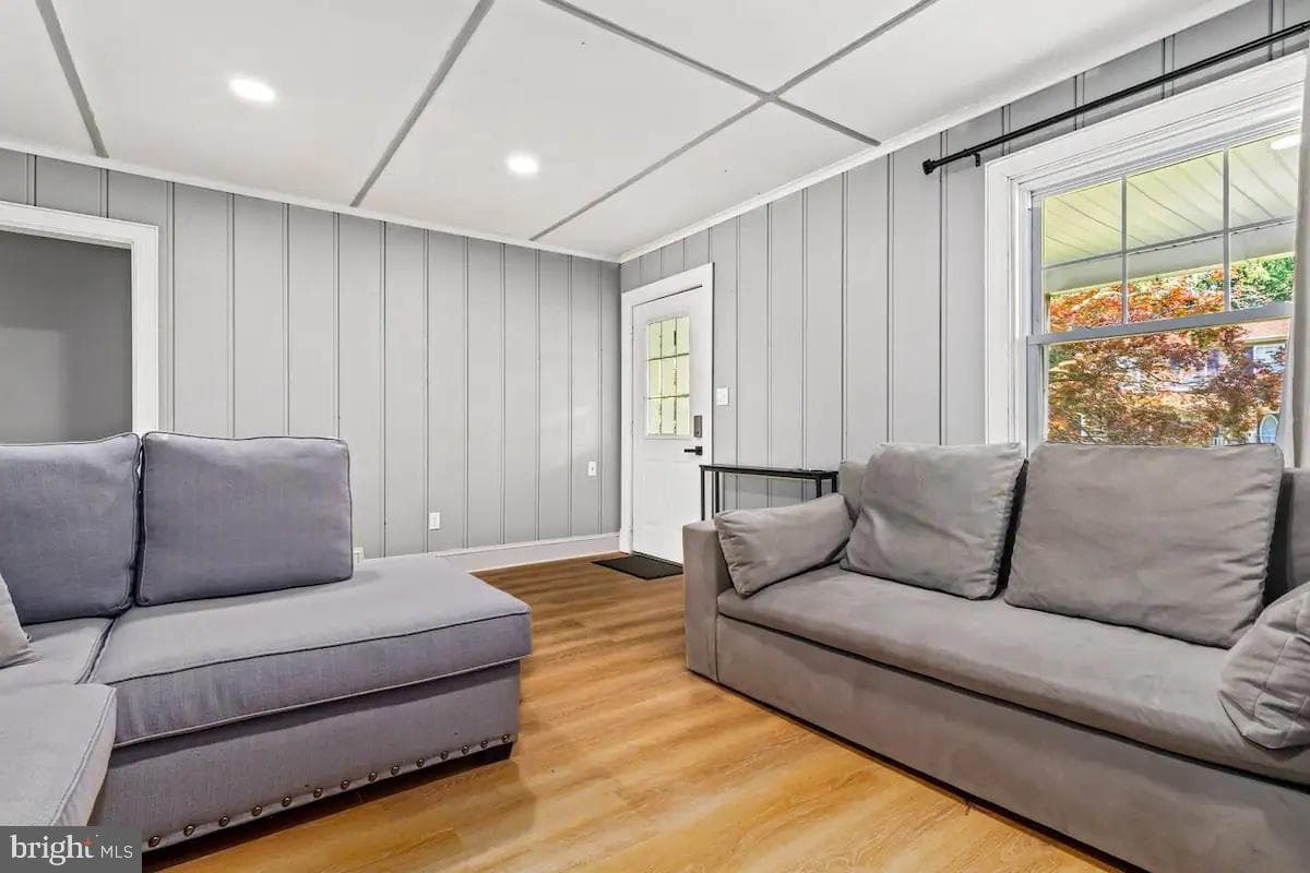 301 Beverley Place photo 30