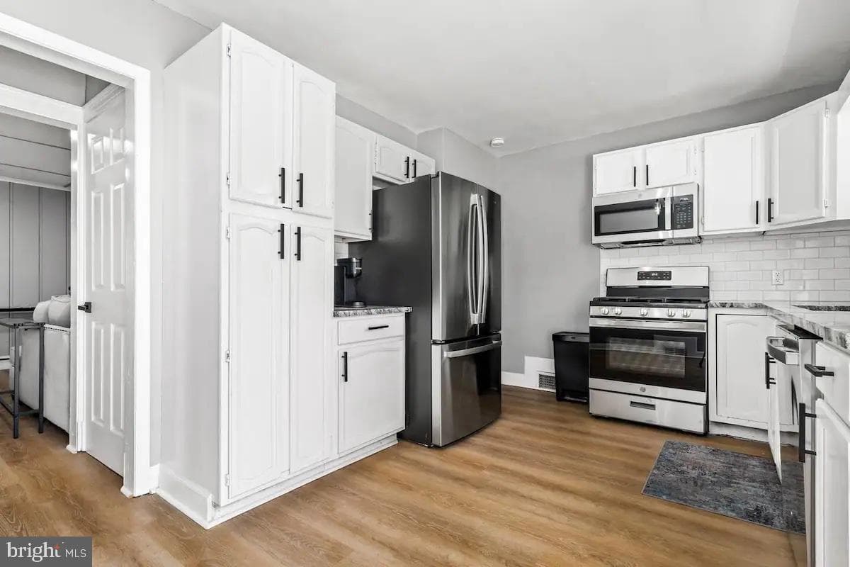 301 Beverley Place photo 34